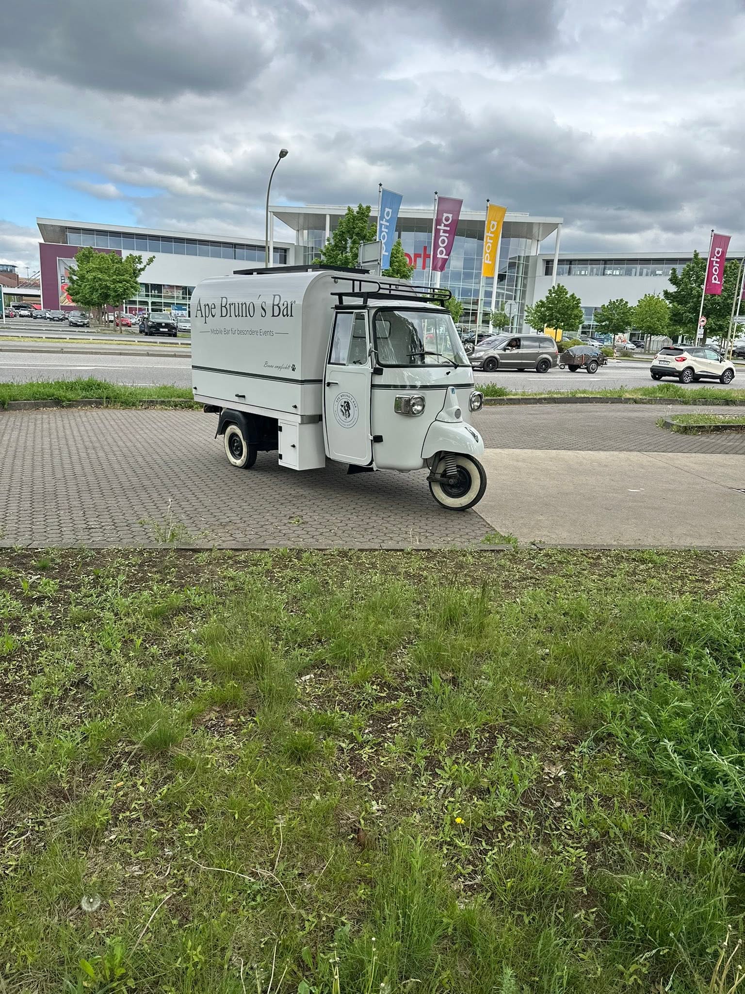 Die weiße Piaggio Ape von Bruno’s Bar unterwegs in Potsdam